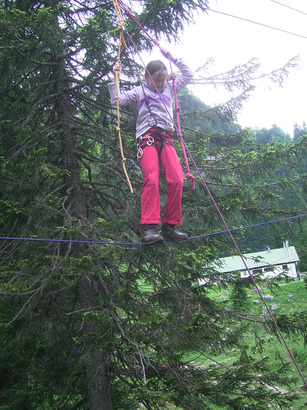 Laufen auf dem Seil, Mutprobe fuer Kinder