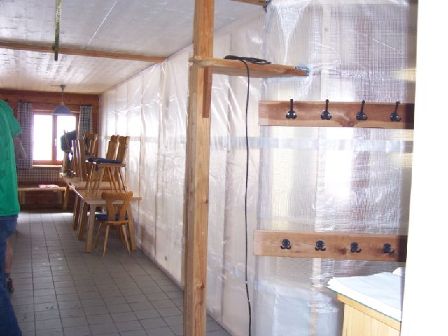 Huette innen, Seitenansicht