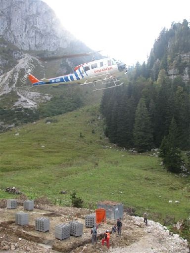 Er bringt den Beton der rasch entladen/eingef&uuml;llt werden muss