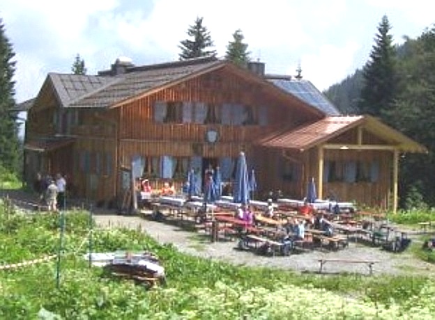 Huettenansicht nach Reparatur