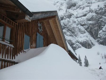 Schnee dringt durch die Fenster ein
