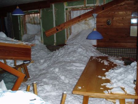 Schnee dringt durch die Fenster ein