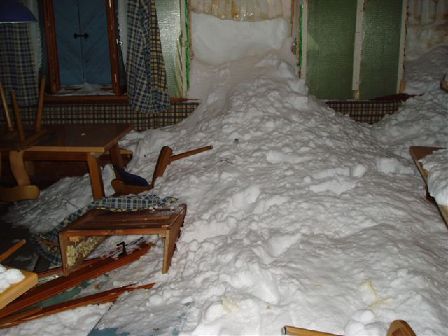 Schnee dringt durch die Fenster ein