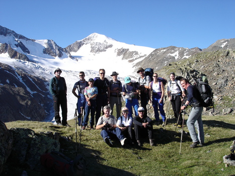 Die Teilnehmer mit Similaun im Hintergrund