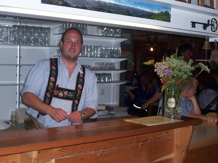 H&uuml;ttenwirt Hans wartet schon am Tresen.