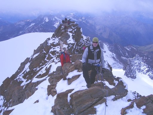 In ausgesetzter Kletterei zum Gipfel