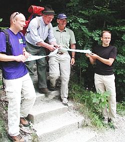 Bild: Pressetermin bei Er&ouml;ffnung des reparierten Weges auf den Jochberg