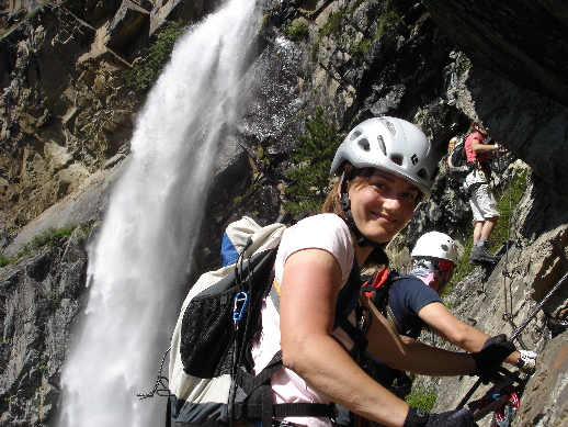 Der Wasserfall k&uuml;hlt. Das macht Spass.