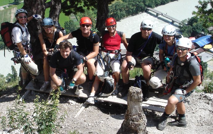 Da sitzen sie nach der Anstrengzng, gl&uuml;cklich und froh