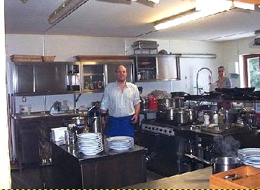 H&uuml;ttenwirt Hans in der K&uuml;che