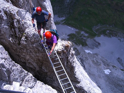 &Uuml;ber die Leiter gibt es ein Seil f&uuml;r die Hand