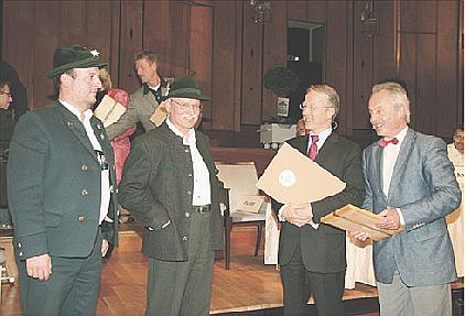 Bild: &Uuml;bergabe der Urkunde des Umweltg&uuml;tesiegels